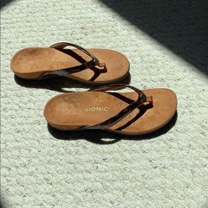 Vionic animal print flip flops. Size 9.